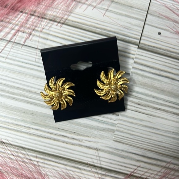 Gold Vintage Statement Earrings - Picture 3 of 4